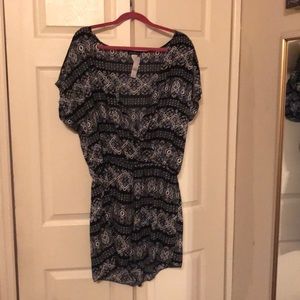 Romper. Black and white. Shirt sleeves. V-neck